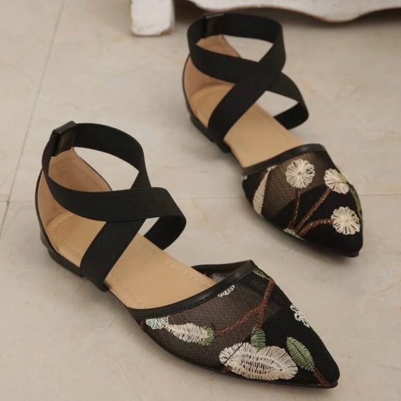 Ankle Strap Flats with Embroidered Floral Pattern Details - EUR 37 - Picture 1 of 12
